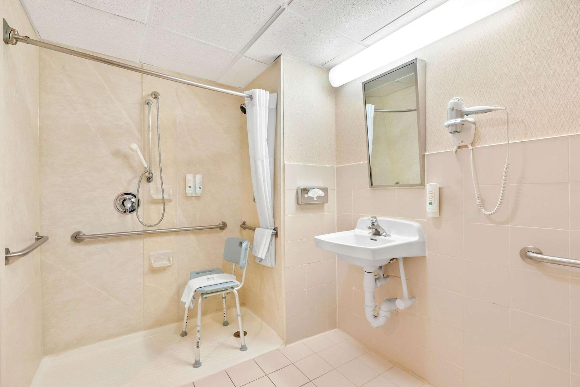 Quality Inn Edison-New Brunswick Zewnętrze zdjęcie