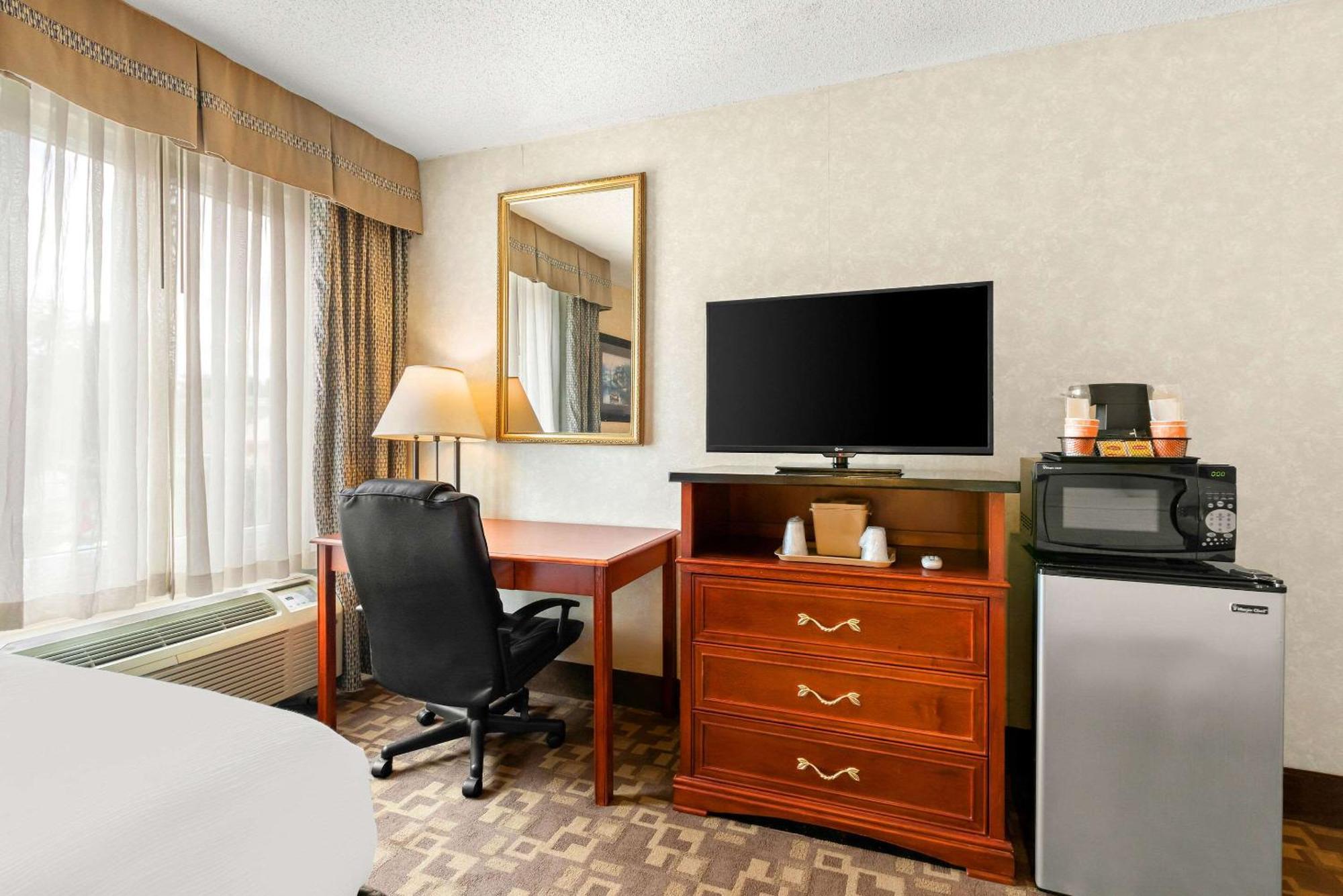 Quality Inn Edison-New Brunswick Zewnętrze zdjęcie