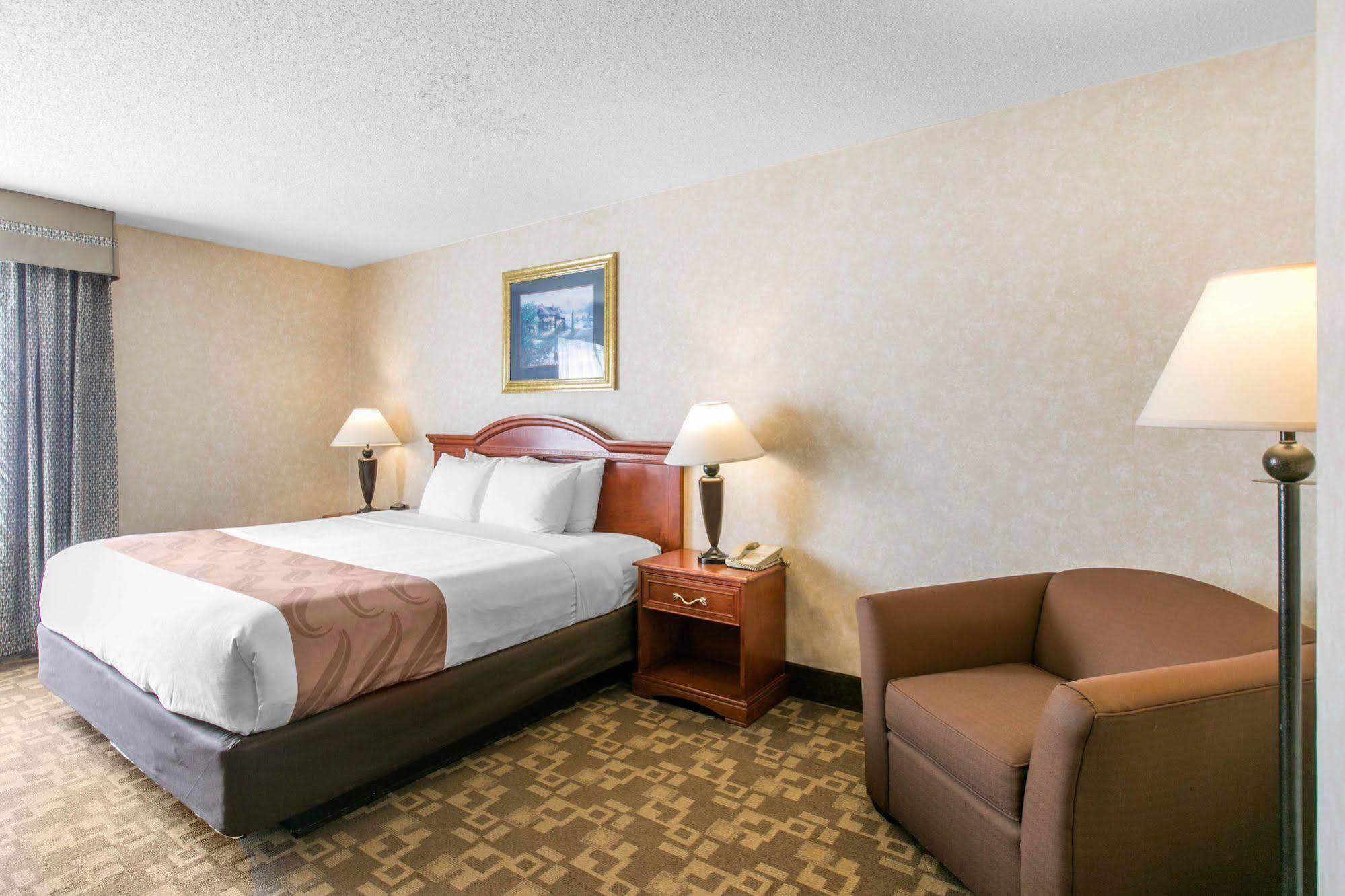 Quality Inn Edison-New Brunswick Zewnętrze zdjęcie
